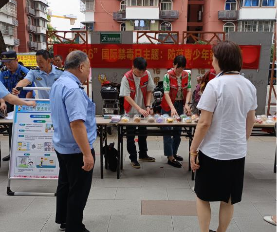 禁毒宣傳進小區(qū),共筑防毒安全墻——首義名居禁毒宣傳活動 禁毒宣傳進小區(qū),共筑防毒安全墻——首義名居禁毒宣傳活動